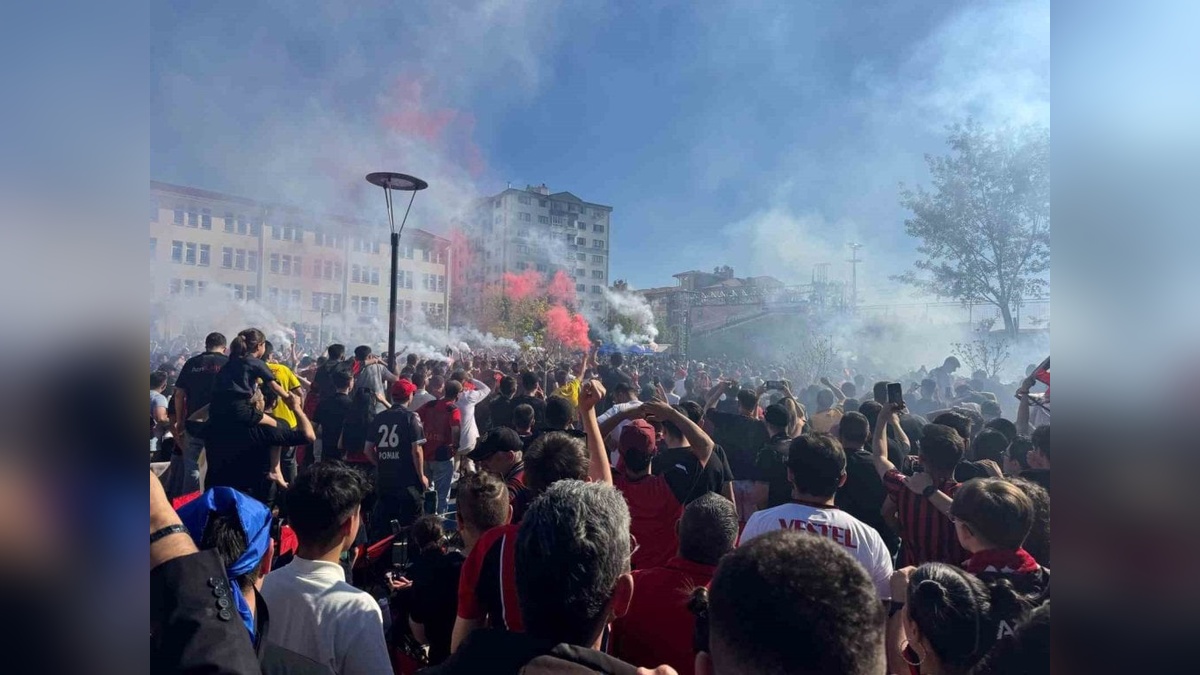 Eskişehirspor 3. Lig'e yükseldi, taraftarlar şampiyonluğu kutladı