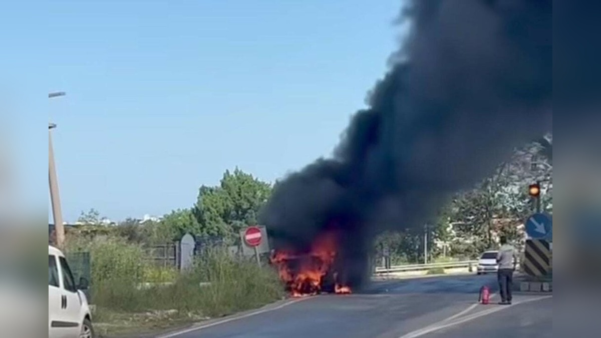 Kuşadası'nda çarşaf yüklü kamyonet yandı