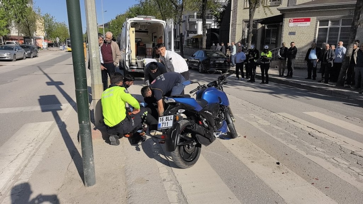 İnegöl'de motosiklet otomobile çarptı: 2 yaralı