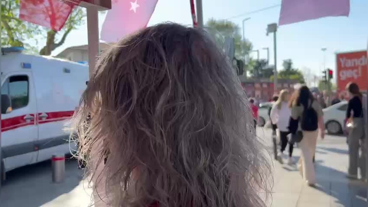 Kadıköy'de Genç Kız, İmamoğlu Stantında Şarkı Söylediği İçin Saldırıya Uğradı