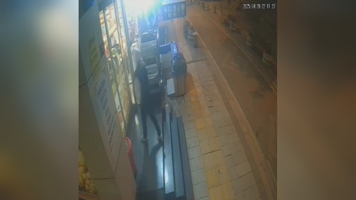 Sultanahmet'te Kuruyemişçi Dükkanından Sadaka Kutusu Çalındı