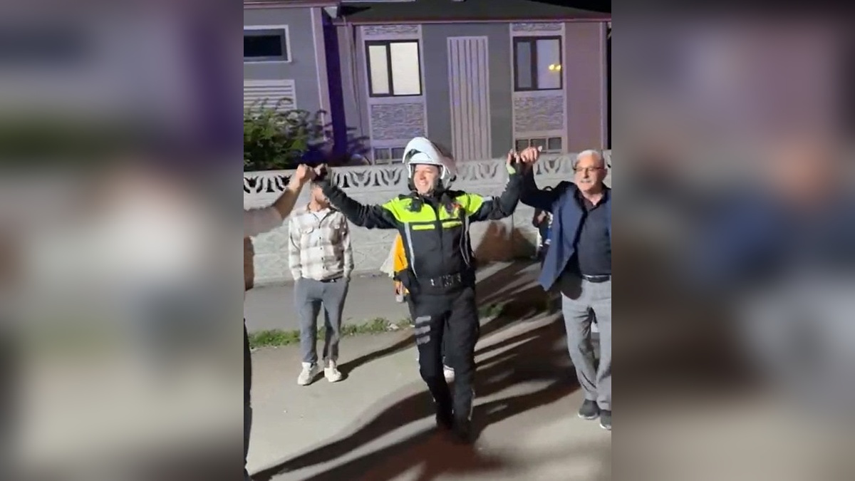 Düzce'de Düğün Davetlileri Yolu Kapattı, Polis Halaya Katıldı