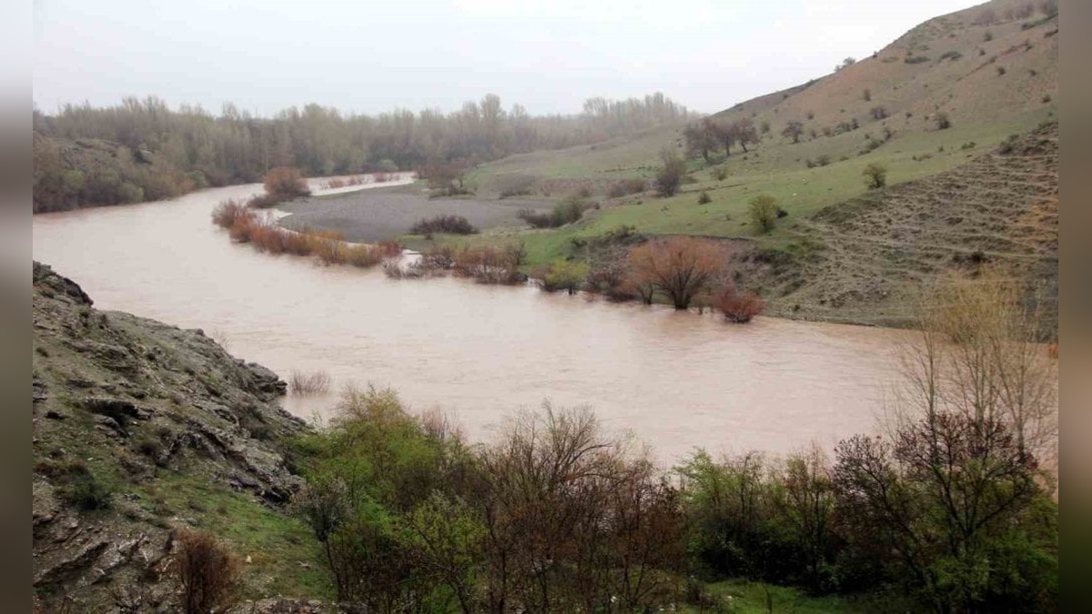 Erzincan'da Yağışlar Karasu ve Fırat Nehri'nin Debisini Arttırdı