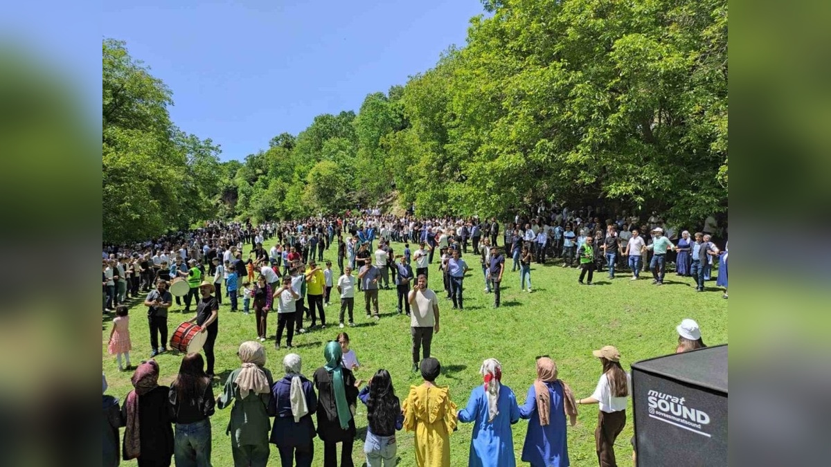 Batman'da 35 Yıl Sonra Köylerine Dönen Aileler, Kazanlarda Pişen Yemeklerle Kutlama Yaptı