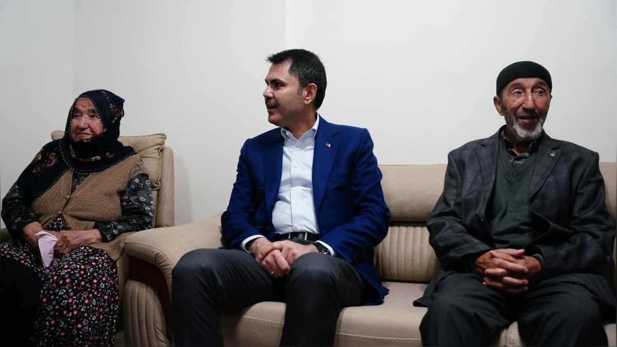 Bakan Kurum, Malatya'da Yeni Evlerine Taşınan Aileyi Ziyaret Etti