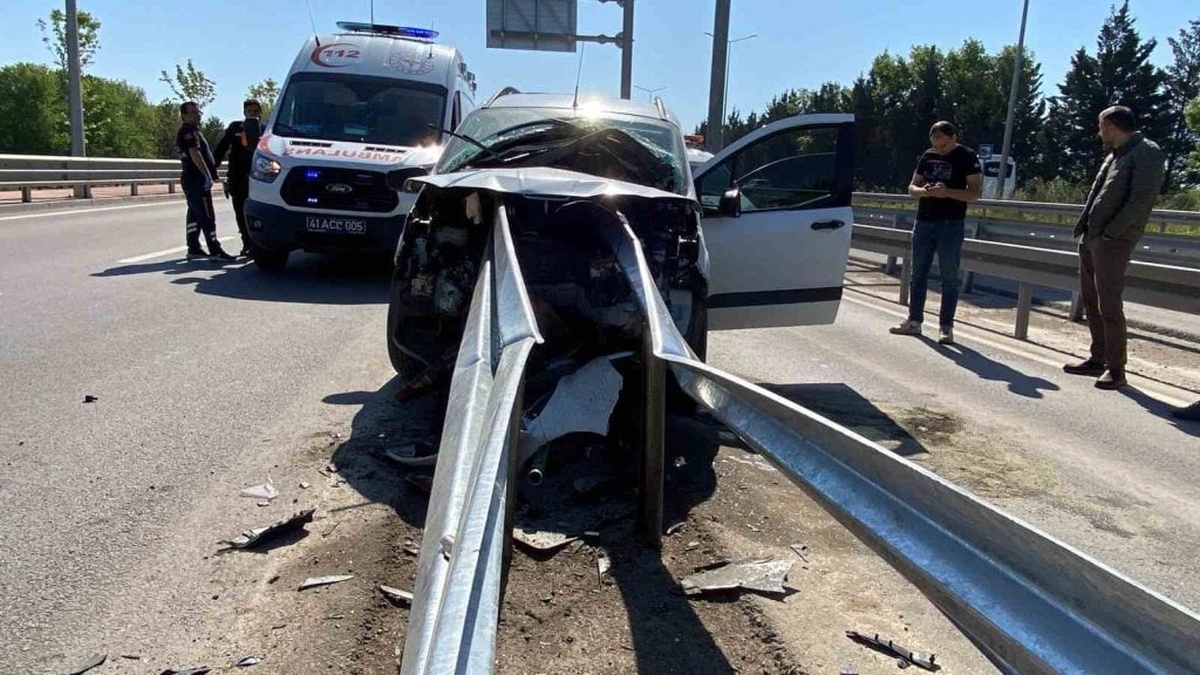 Kartepe'de Trafik Kazası: Hafif Ticari Araç Bariyere Çarptı
