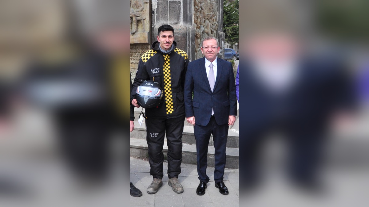 Vali Polat, Kurallara Uyan Kuryelere Kask Hediye Etti