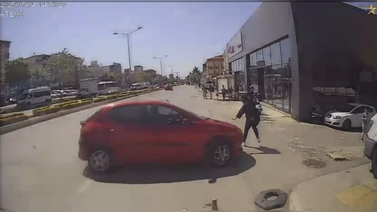 Ataşehir'de Korkunç Kaza: Yürüyen Kadına Çarpan Otomobil, Metrelerce Savruldu