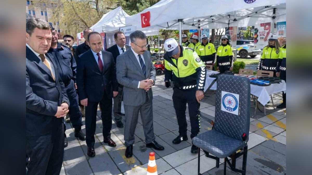 Vali Aksoy, Trafik Haftası Stantlarını Ziyaret Etti