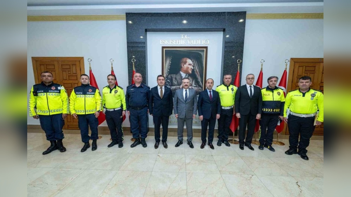 Vali Aksoy'dan Trafik Personeline Başarı Belgesi