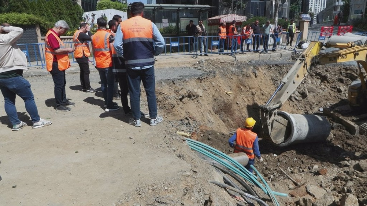 Maslak'ta Çöken Yolda Tamirat Çalışmaları Devam Ediyor