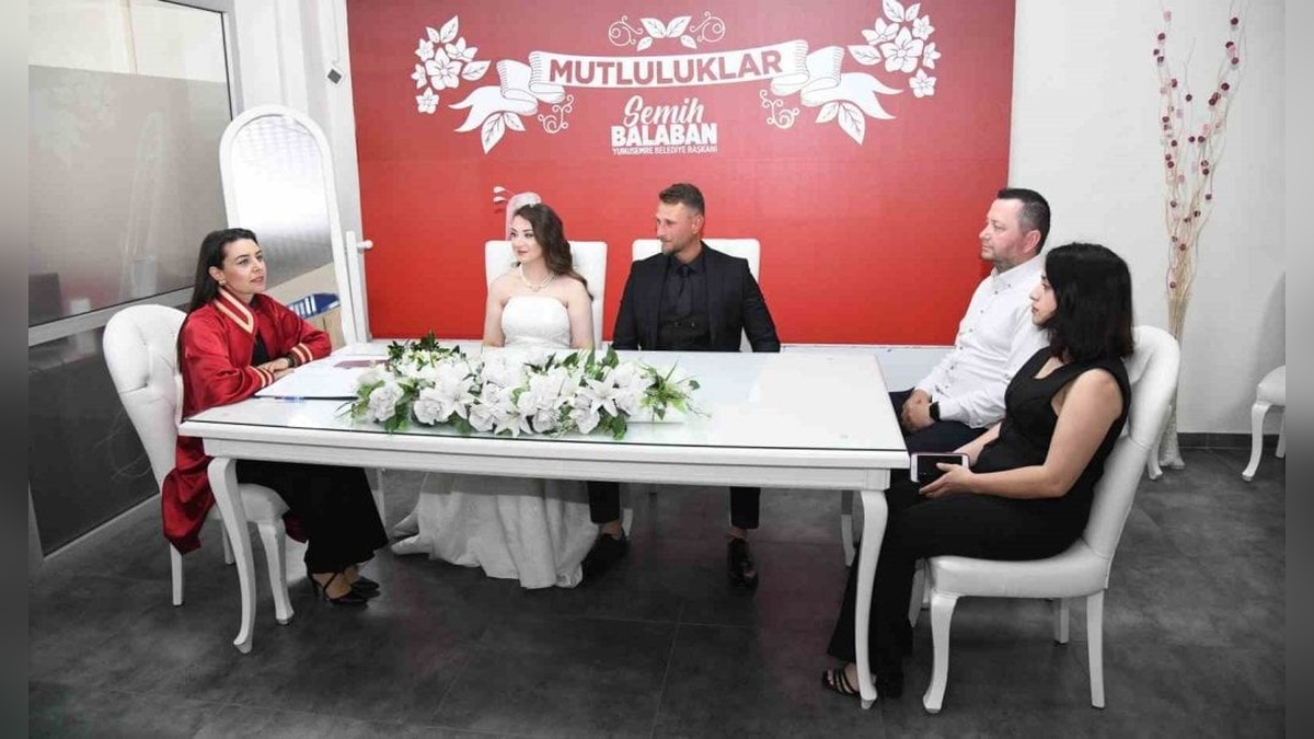 15 çift, 05.05.2025 tarihini tercih ederek Yunusemre'de hayatlarını birleştirdi