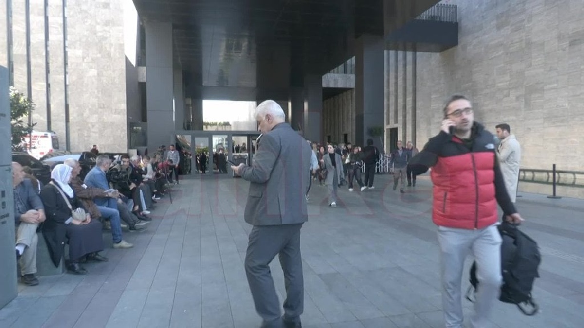 Özgür Özel'e Saldırı: Saldırganın AKM'de Bekleyişi Kameralara Yansıdı