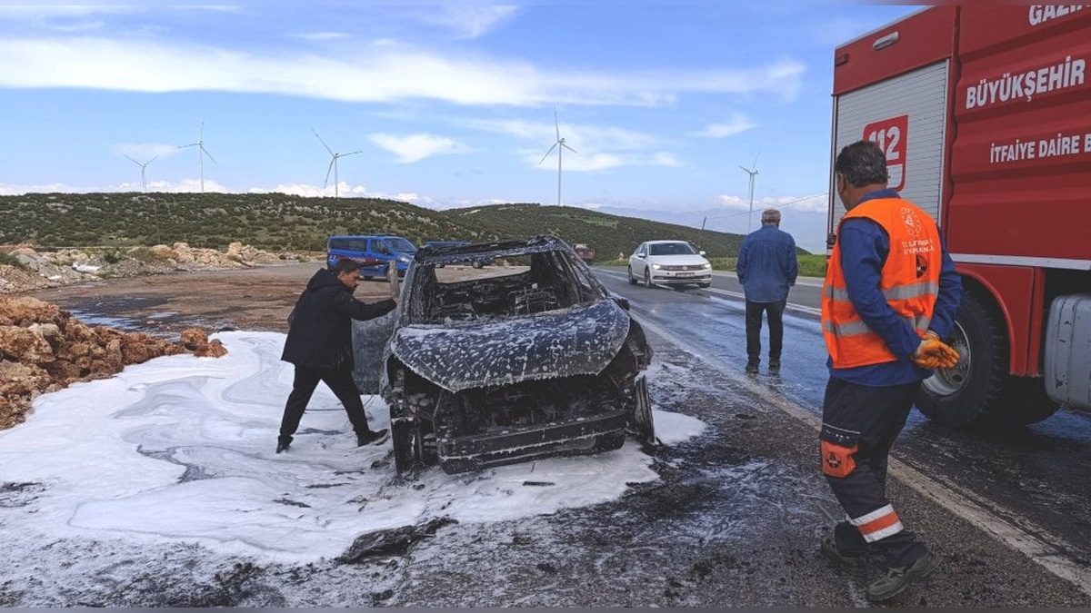 Gaziantep'te Seyir Halindeki Otomobil Yandı