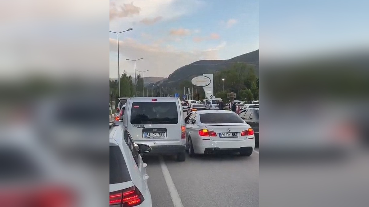Tokat'ta Düğün Konvoyunda Trafik İnatlaşması