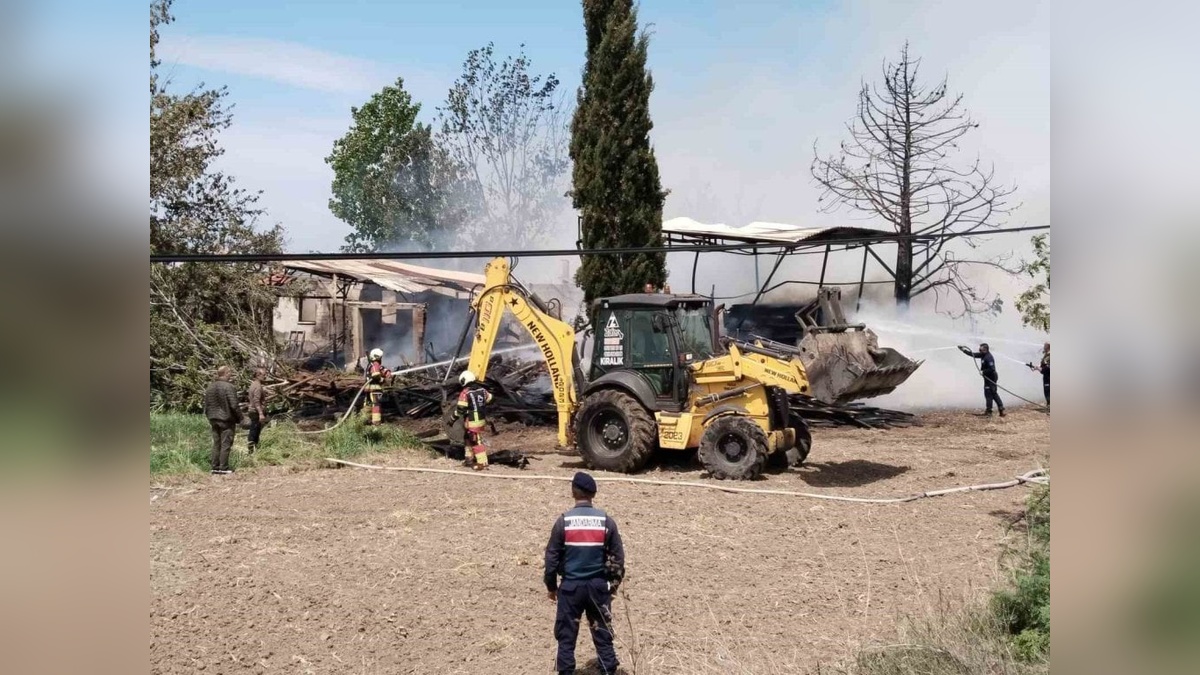 Ayvalık'ta Kereste Deposunda Yangın