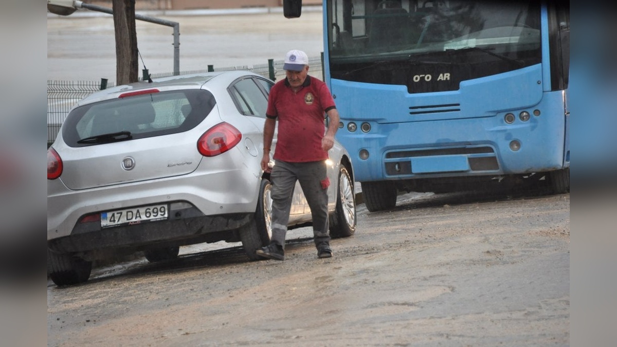 Mardin'de Ani Sağanak Yağış Trafiği Felç Etti