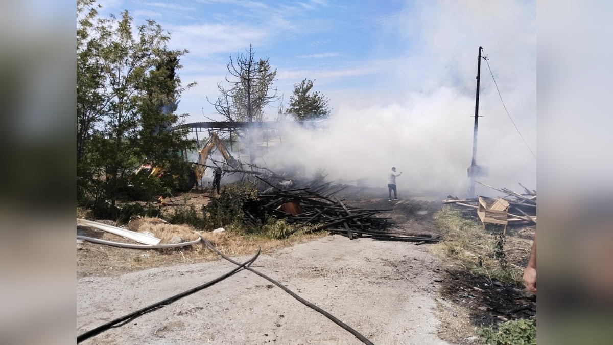 Ayvalık'ta Kereste Deposundaki Yangın Bitişikteki Atölyeye Sıçradı