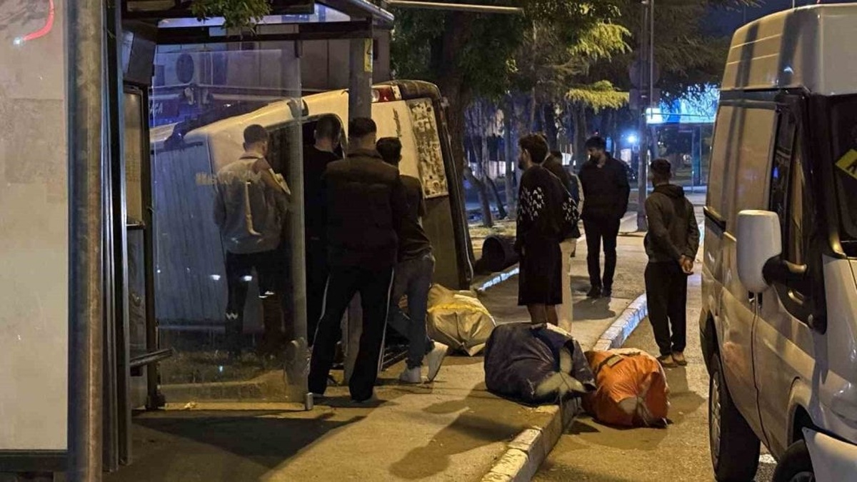 Fatih'te ticari araç yan yattı, yaralanan yok