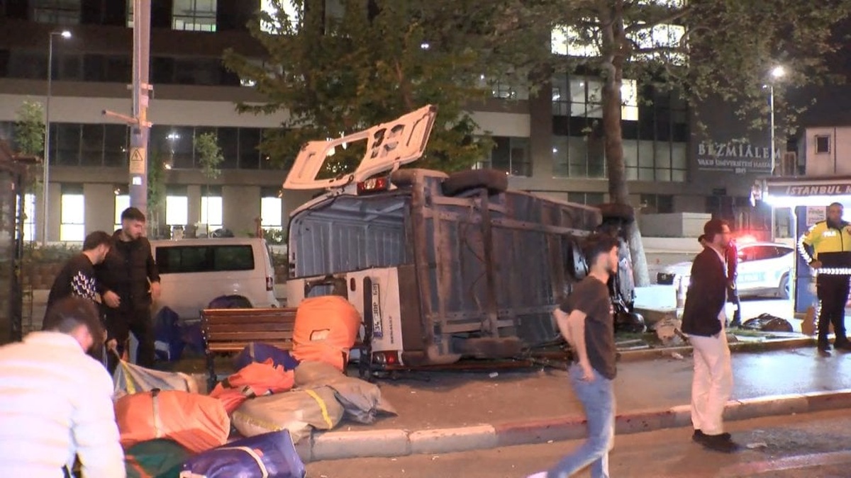 Fatih'te minibüs devrildi, sürücü yara almadan kurtuldu