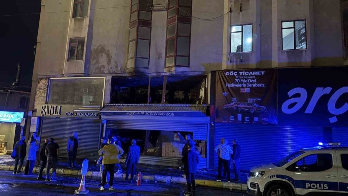 Küçükçekmece'de ayakkabı dükkanı yandı