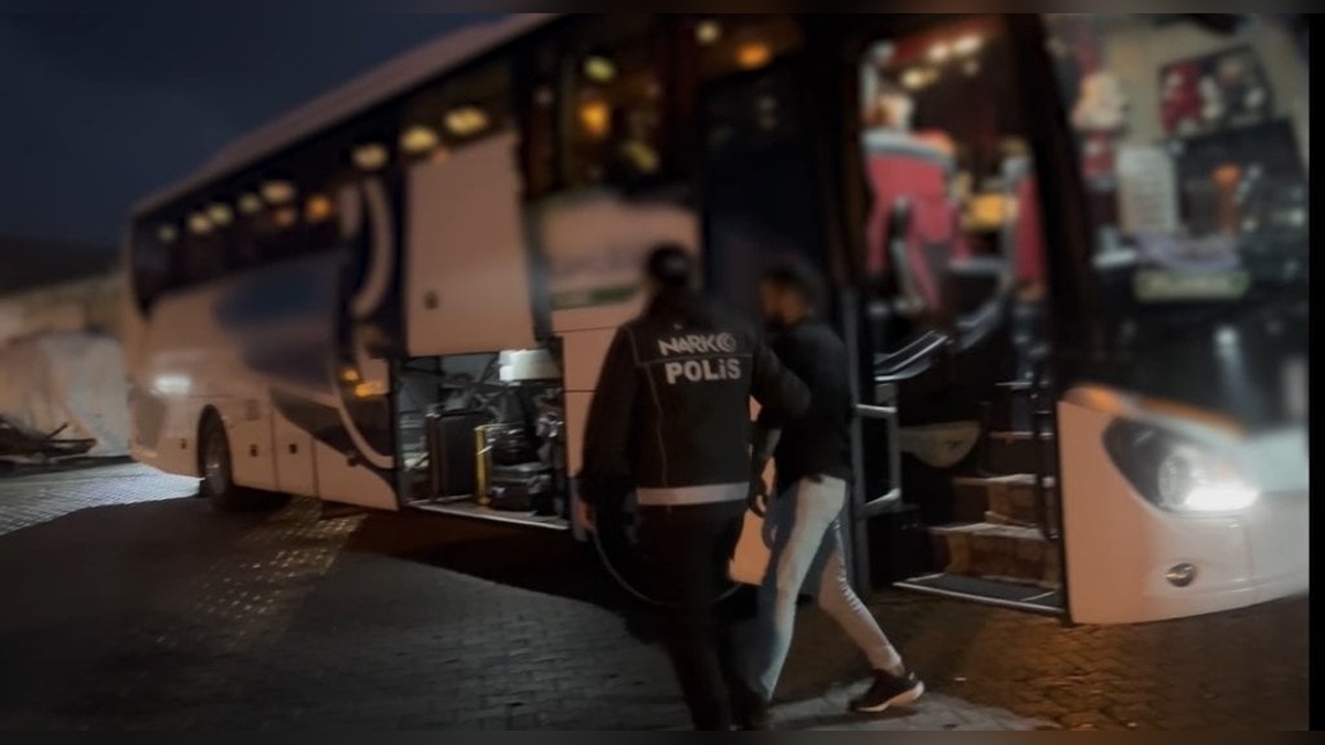 Tatvan'da otobüste 3 kilo 700 gram metamfetamin ele geçirildi, 2 şüpheli tutuklandı