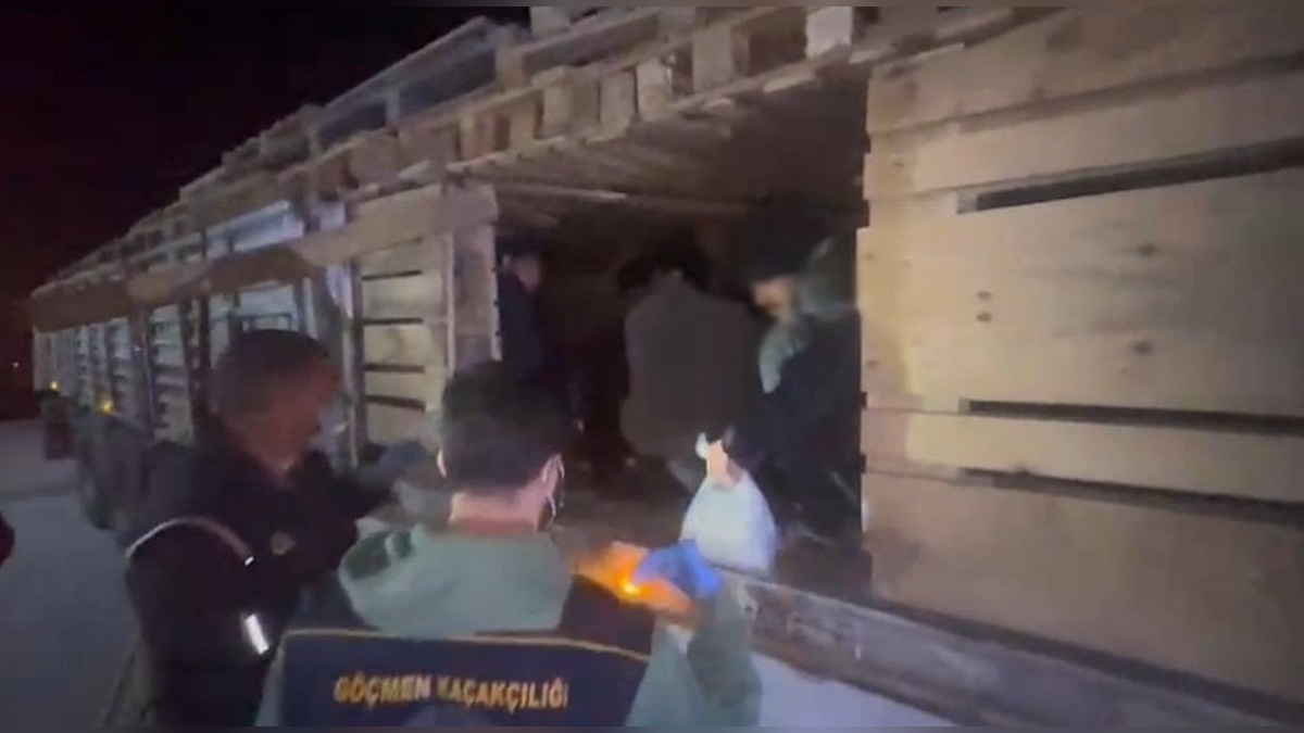 Bitlis'te TIR'da 42 kaçak göçmen yakalandı, 2 şüpheli tutuklandı