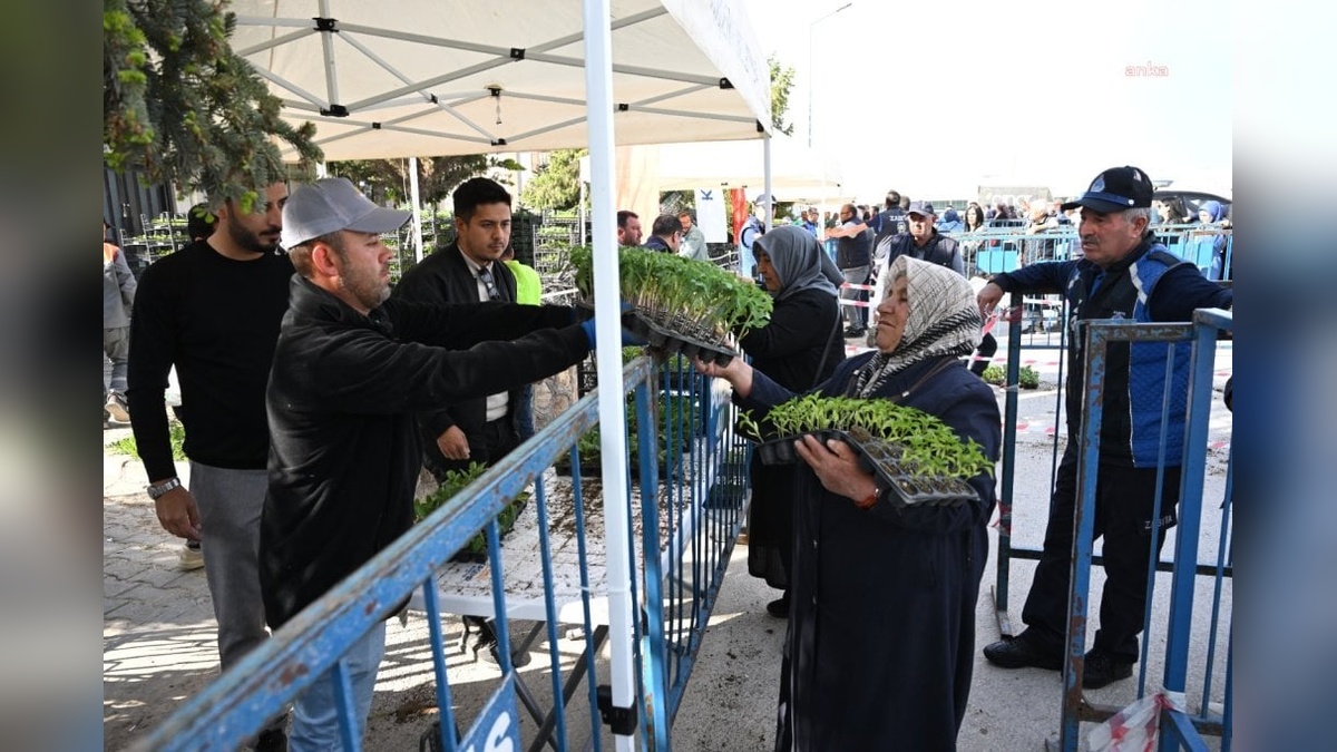 Kırşehir Belediyesi'nden geri dönüşüm kampanyası: 40 atık karşılığında fide dağıtımı
