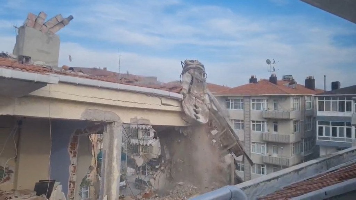 Avcılar'da kentsel dönüşüm çalışması sırasında risk nedeniyle tahliye