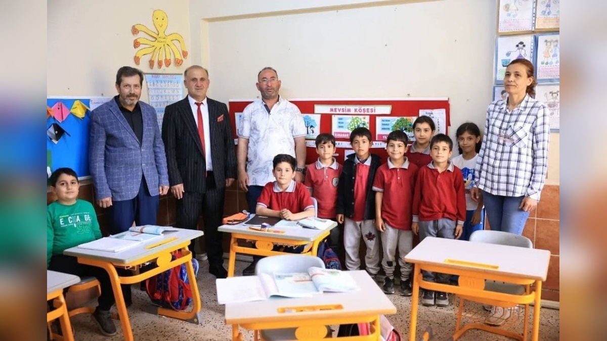 İncirliova'da Hacıaliobası İlkokulu'na yeni sıralar teslim edildi