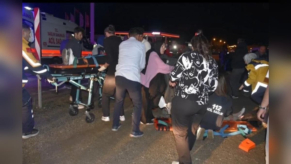 Kelkit'te iki otomobilin çarpışması sonucu 11 kişi yaralandı