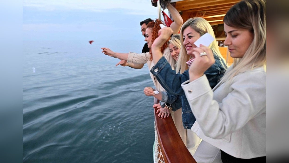 Antalya'da Hıdırellez kutlaması: Dilekler Akdeniz'e bırakıldı