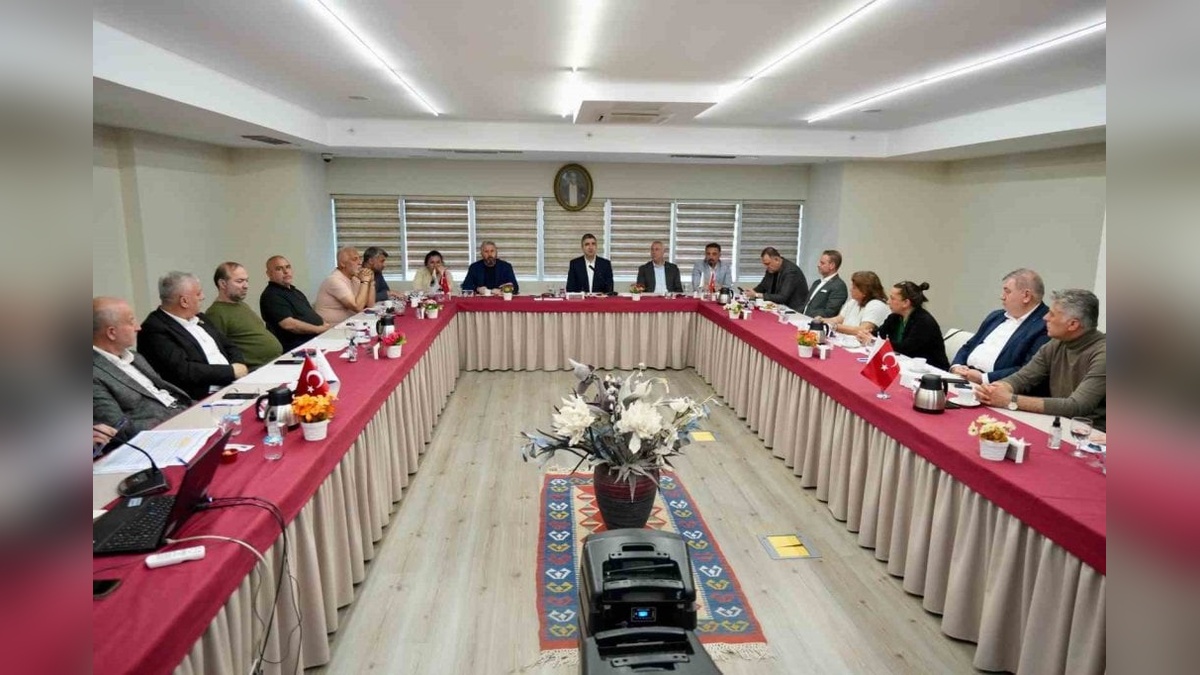 Kartal Belediyesi, muhtarlarla kentsel dönüşüm ve deprem hazırlıklarını görüştü