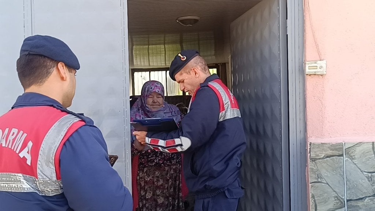 Bilecik'te jandarma, dolandırıcılara karşı yaşlıları uyardı