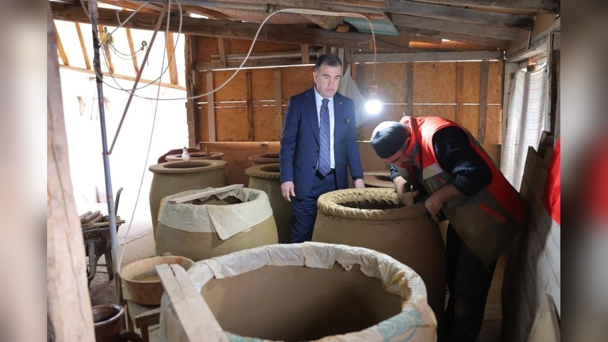 Bayburt valisi, 45 yıldır tandır yapan ustayı ziyaret etti