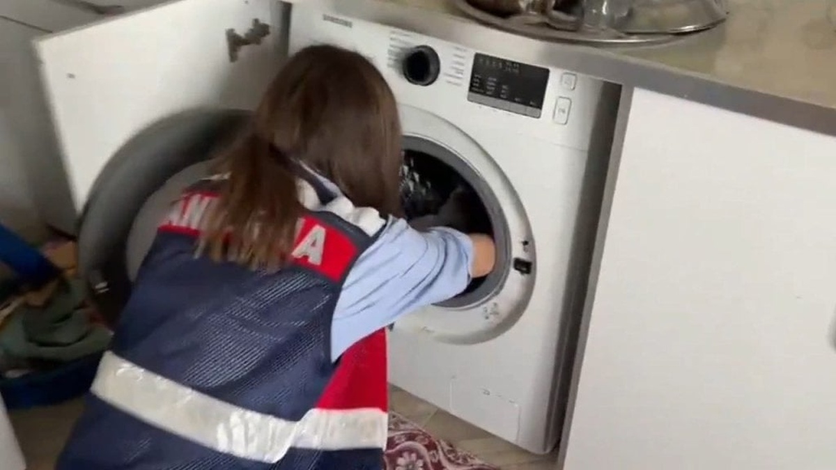 Şanlıurfa'da silah operasyonu: Çamaşır makinesinde, toprak altında gizlenmiş silahlar ele geçirildi