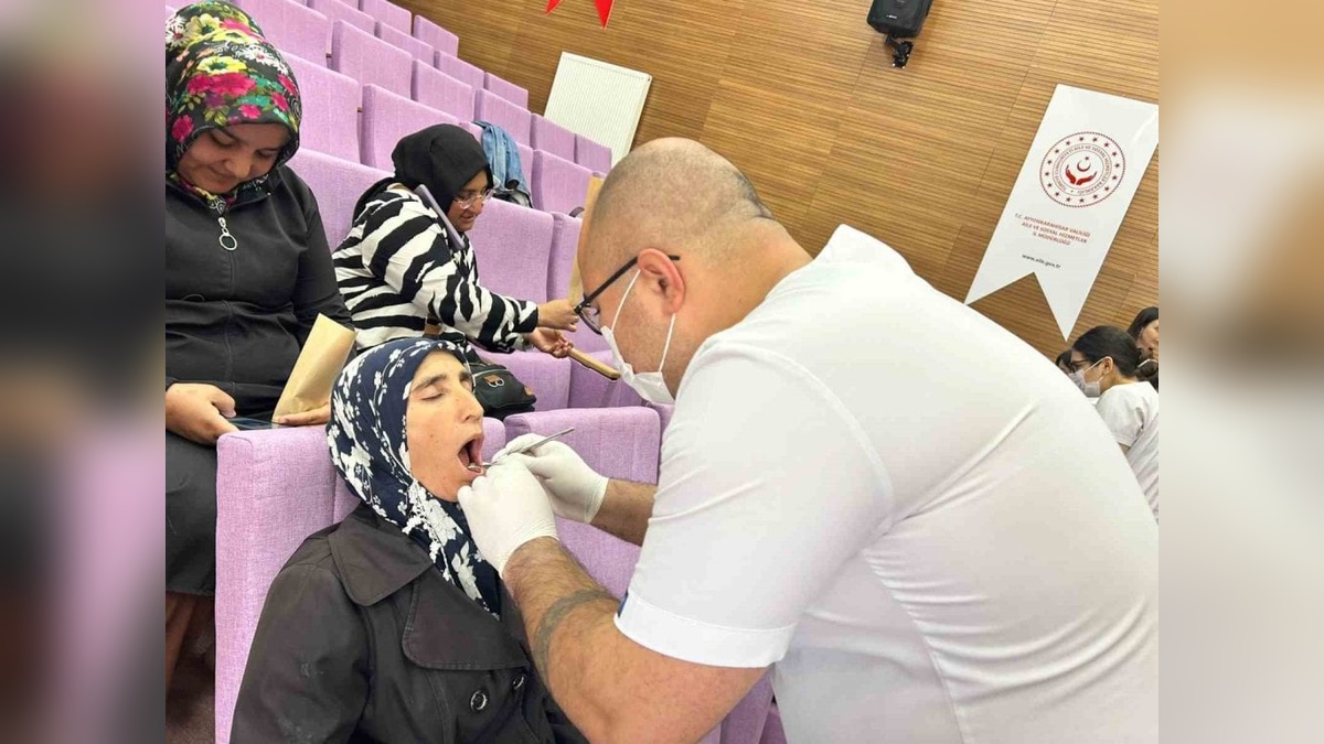 Afyonkarahisar'da otizmli bireyler ve anneleri ücretsiz diş kontrolünden geçti
