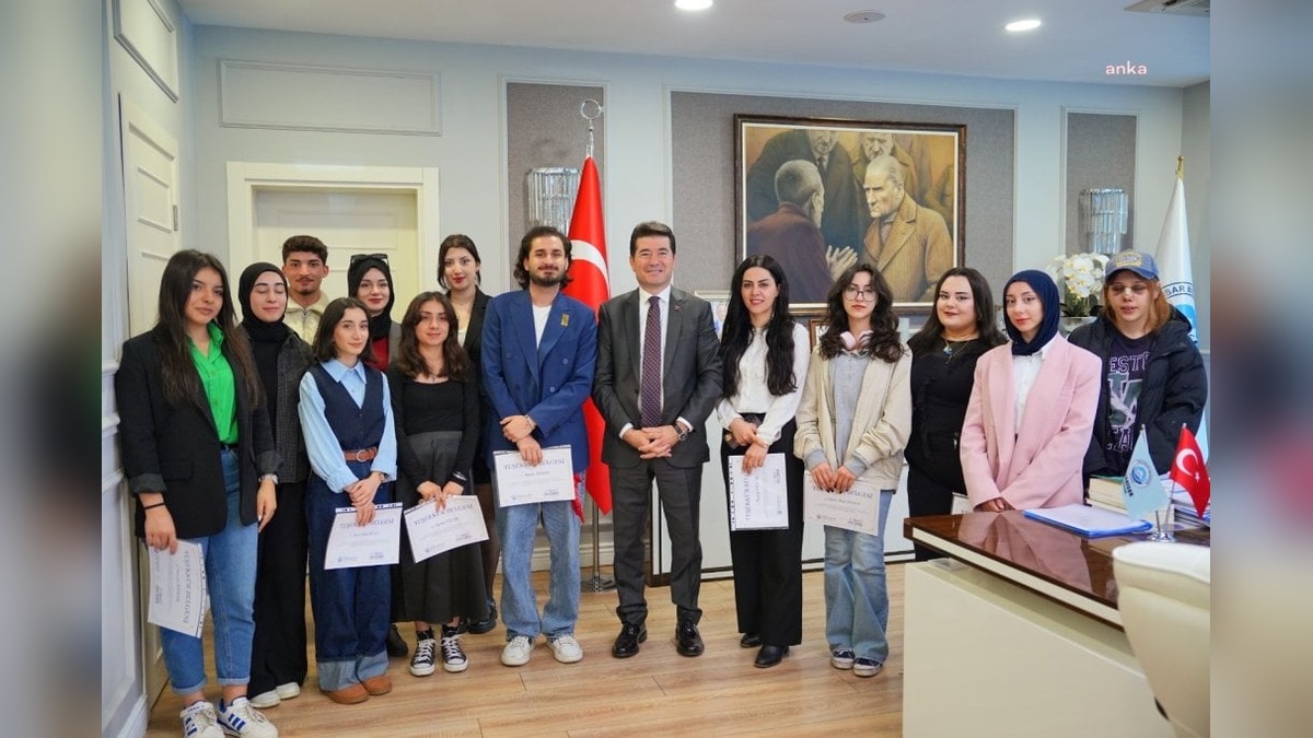 Ahmet Kaya, 23 Nisan etkinliklerinde gönüllü öğrencilere teşekkür etti