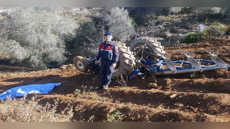 Devrilen traktörün altında kalan sürücü öldü
