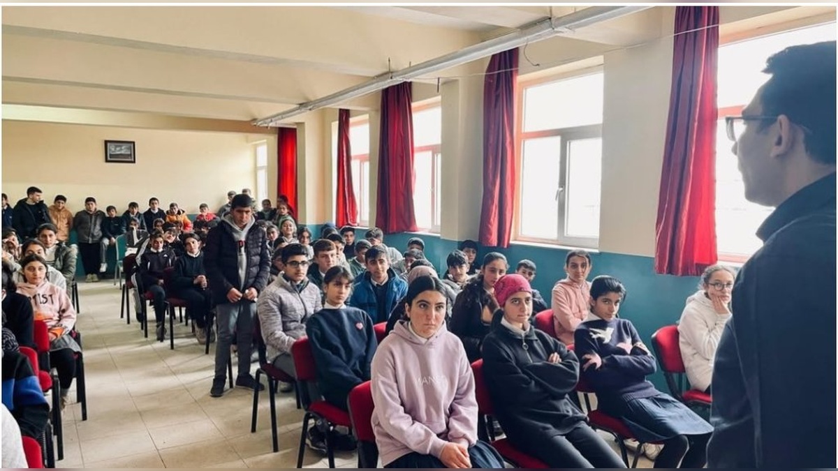 Diyadin'de Kariyer Günleri: Polisler öğrencilere mesleği tanıttı