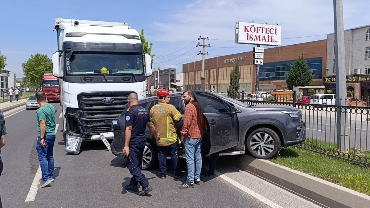 İnegöl'de TIR'ın çarpmasıyla cip sürücüsü yaralandı