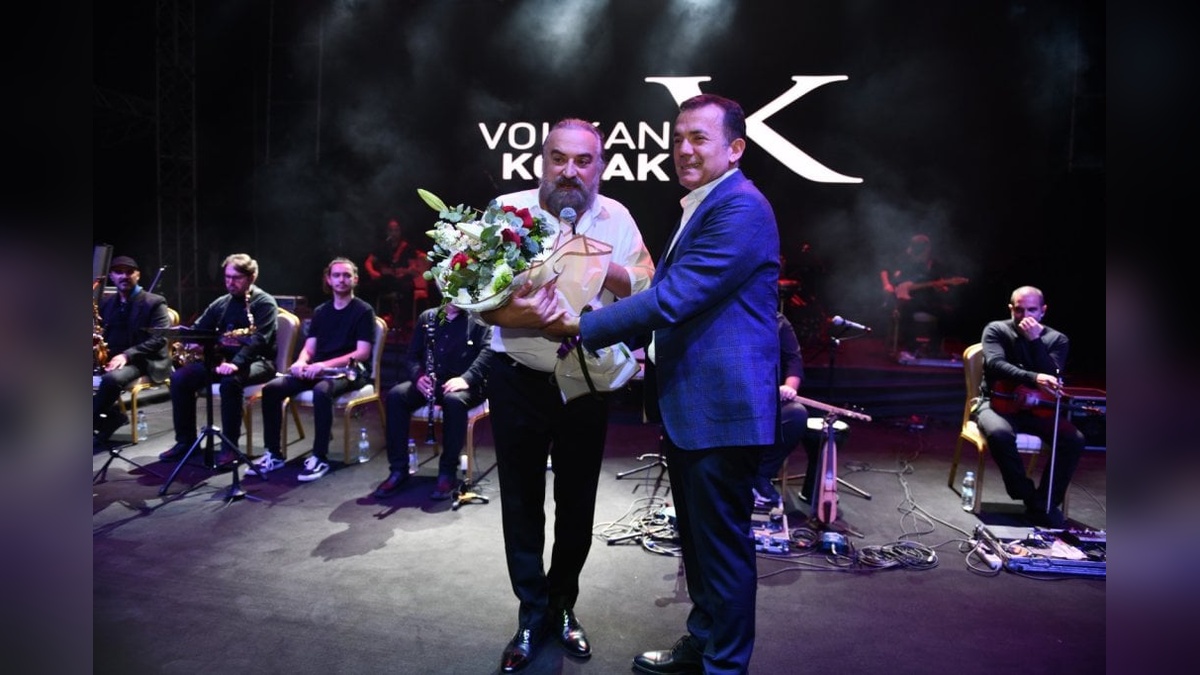 Volkan Konak'ın ismi Mersin'de Cumhuriyet Salonu'na verildi