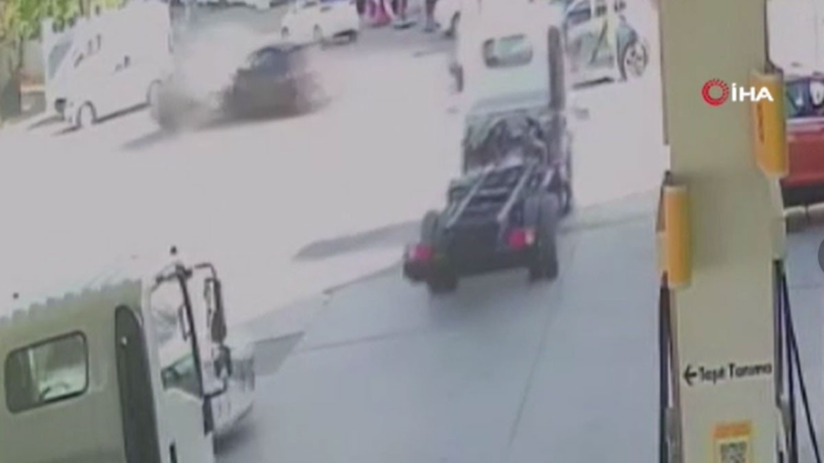 Pendik'te kırmızı ışıkta geçen araç ters döndü. 5 yaralı var!