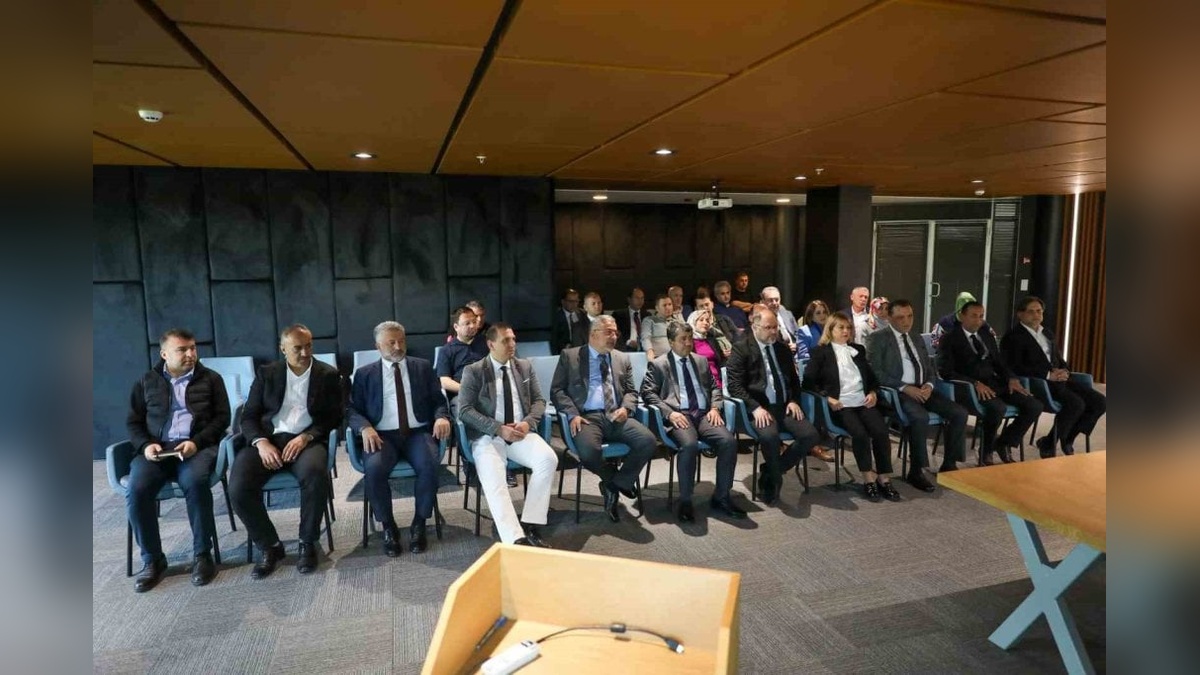 Düzce Belediye Başkanı Özlü, yönetim kadrosuyla bir araya geldi