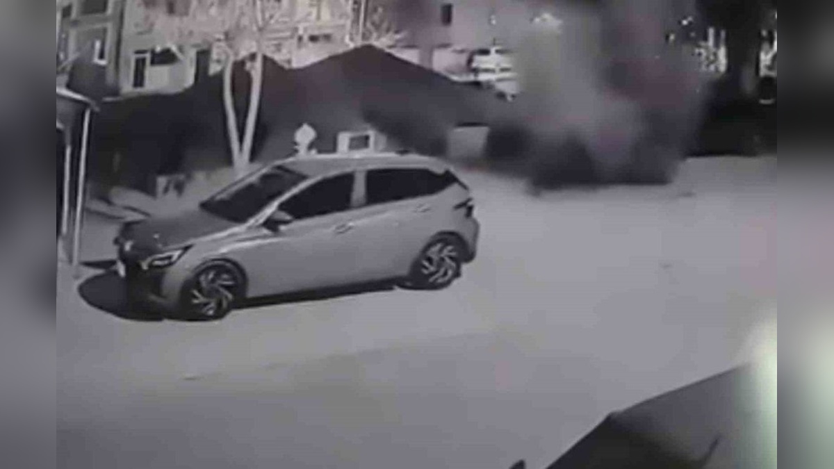 Aksaray'da su borusu patladı, 2 araç hasar gördü