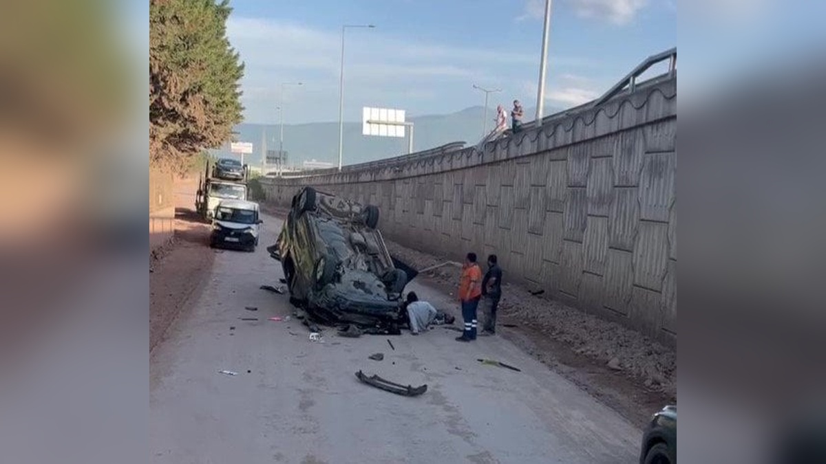 Kocaeli'nde hafif ticari araç otoyol bariyerlerini aştı, 2 yaralı