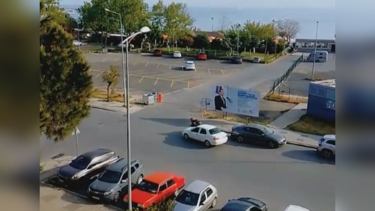 Silivri'de otomobil-motosiklet kazası cep telefonu kamerasına yansıdı