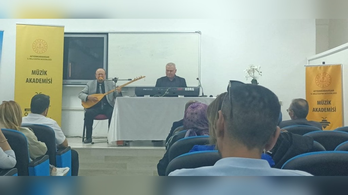 Afyonkarahisar'da öğretmenlere Nevzat Altındağ konser verdi