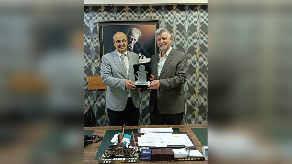 İyilik Sağlık Vakfı'ndan Mustafa Kalkan'a ödül