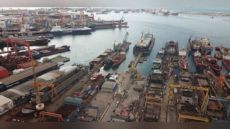 Tuzla'da gemide yangın